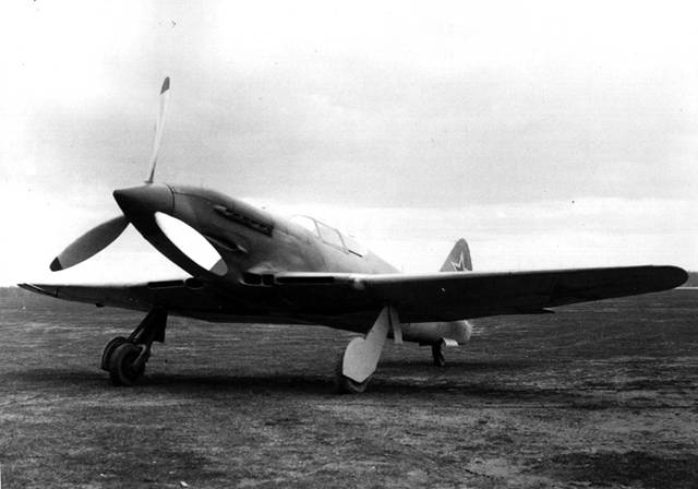 Высотный перехватчик И-220 («самолет А») – экземпляр №1 с мотором АМ-39 с на испытаниях во второй половине 1943 г. – еще один кадр с той же серии контрольной съемки самолета. На этом снимке более четко видна окраска концов полированных лопастей винта красным